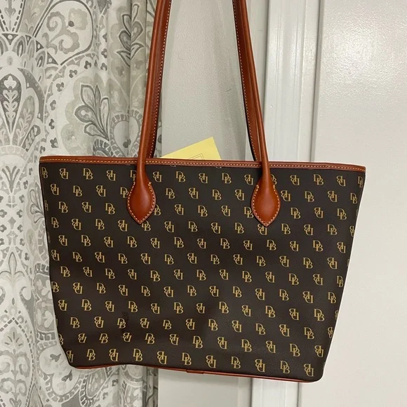 Beautiful Dooney and Bourke large purse with registration card. - Picture 3 of 16